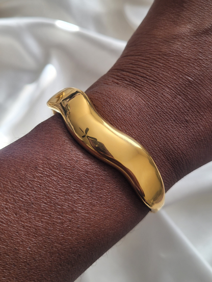 Chunky Gold Wave Bangle ARDEINAL