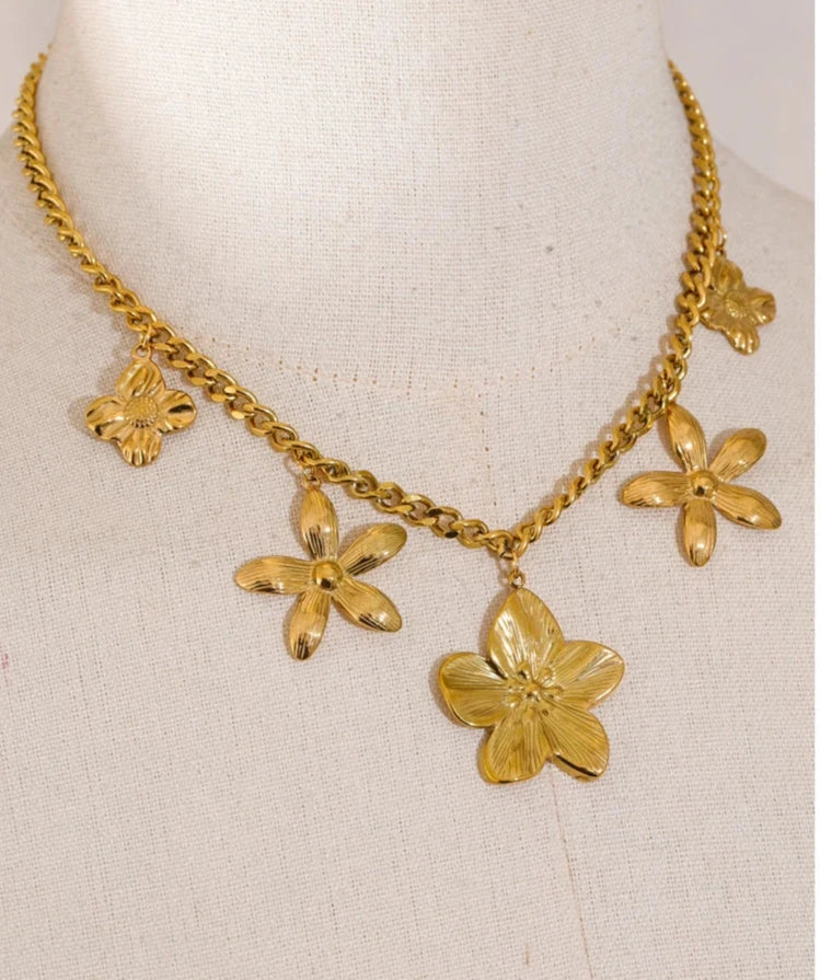 Add radiant elegance to your evening look. This Golden Flower Drop Necklace in PVD Gold Plating is lightweight, sophisticated, and guaranteed to shine all night.